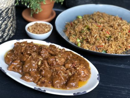 snelle kip in pindasaus met roerbakgroenten en rijst