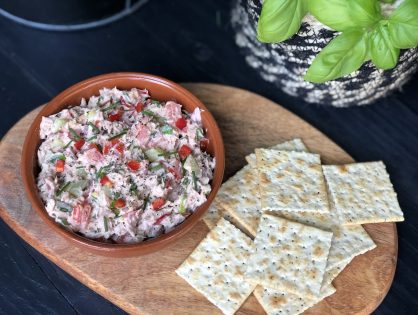 pittige tonijnsalade met sriracha en rode peper.