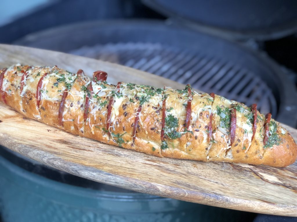 gevuld stokbrood van de bbq met chorizo, kaas en kruidenboter