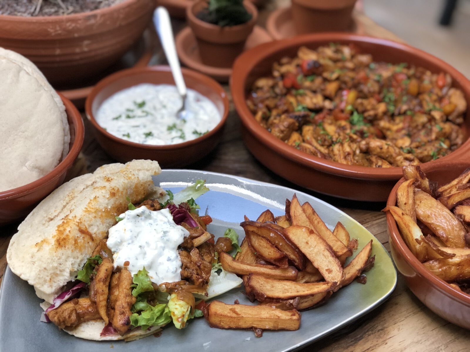 Zelf kipshoarma maken met zelfgemaakte knoflooksaus