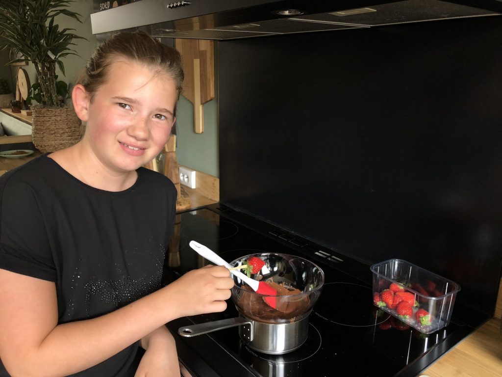 recept aardbeien in chocolade gedipt met geraspte kokos