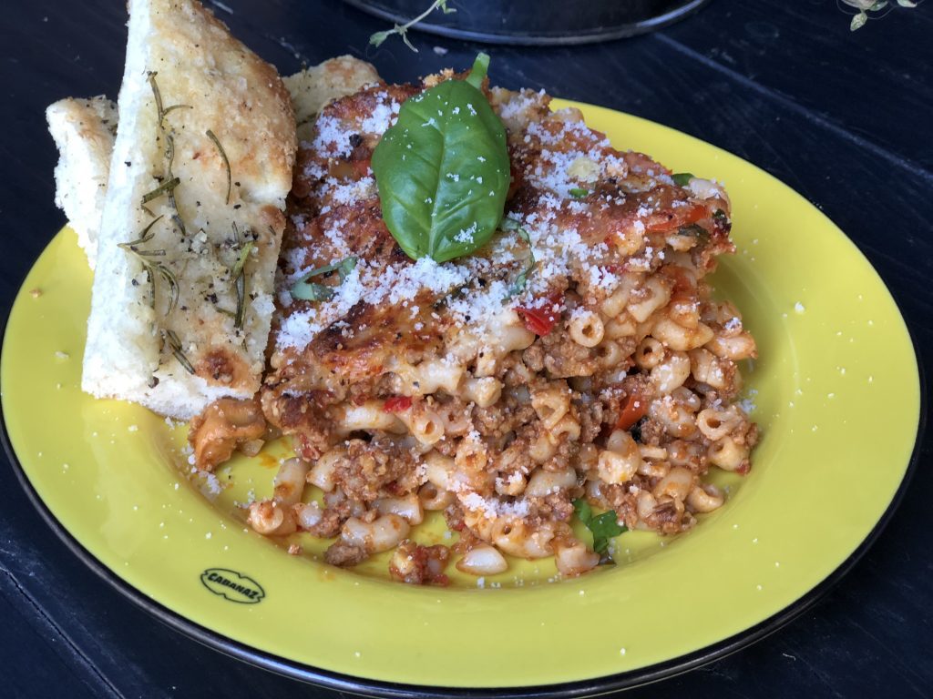recept macaroni ovenschotel met gehakt en kruidige tomatensaus