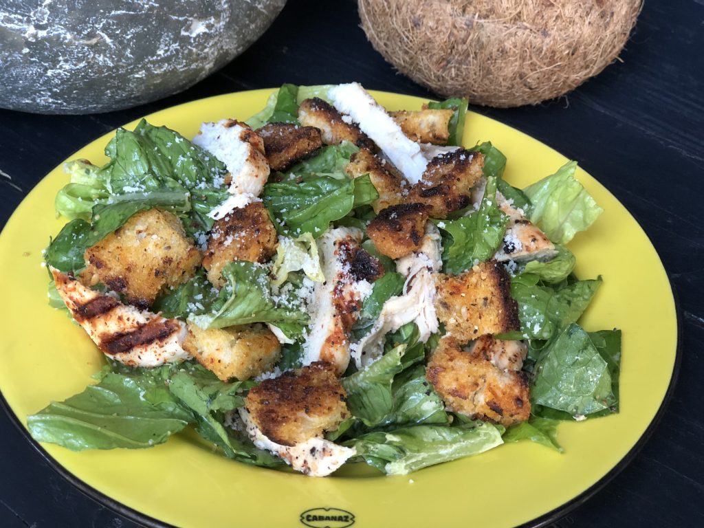 recept salade met gegrilde kip, croutons en honing mosterdsaus