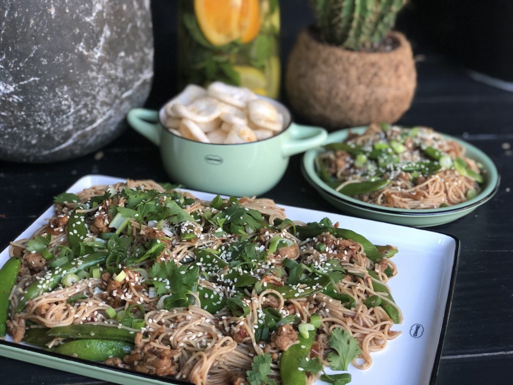 Aziatische noedels met groenten: klaar binnen 20 minuten