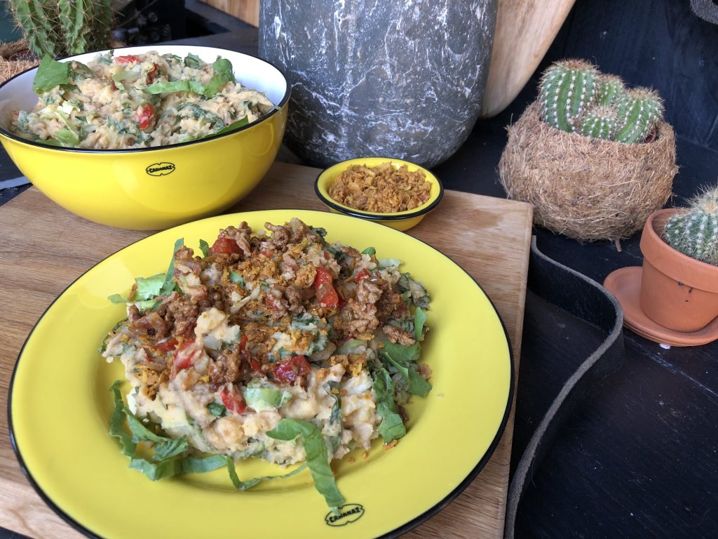 recept rauwe andijviestamppot met ras el hanout kruiden en gebakken uitjes. 