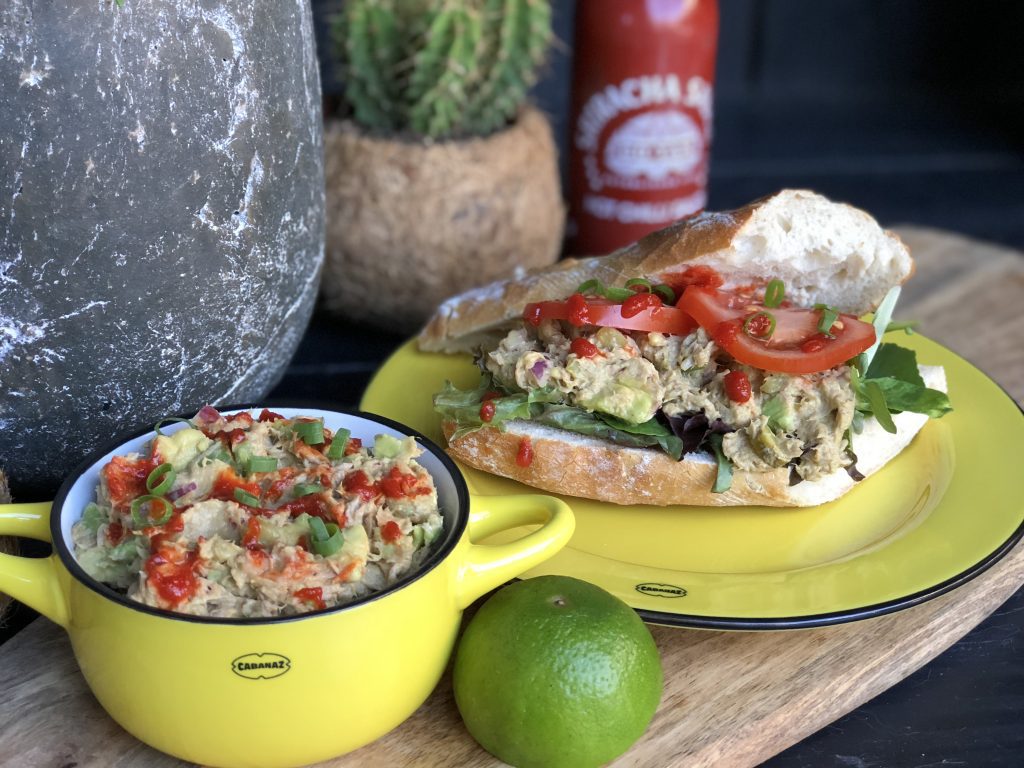 gezonde avocado tonijnsalade met sriracha