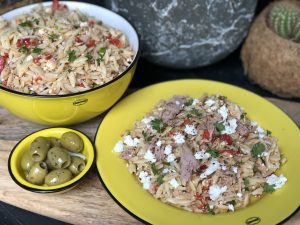 Mediterraanse orzo salade met tonijn en feta.