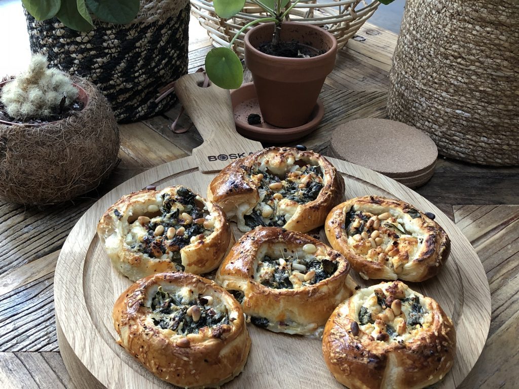 recept bladerdeeghapjes met verse spinazie, fetakaas en pijnboompitten