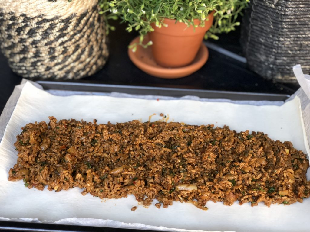 recept bladerdeeg rol gevuld met pittig gehakt snack