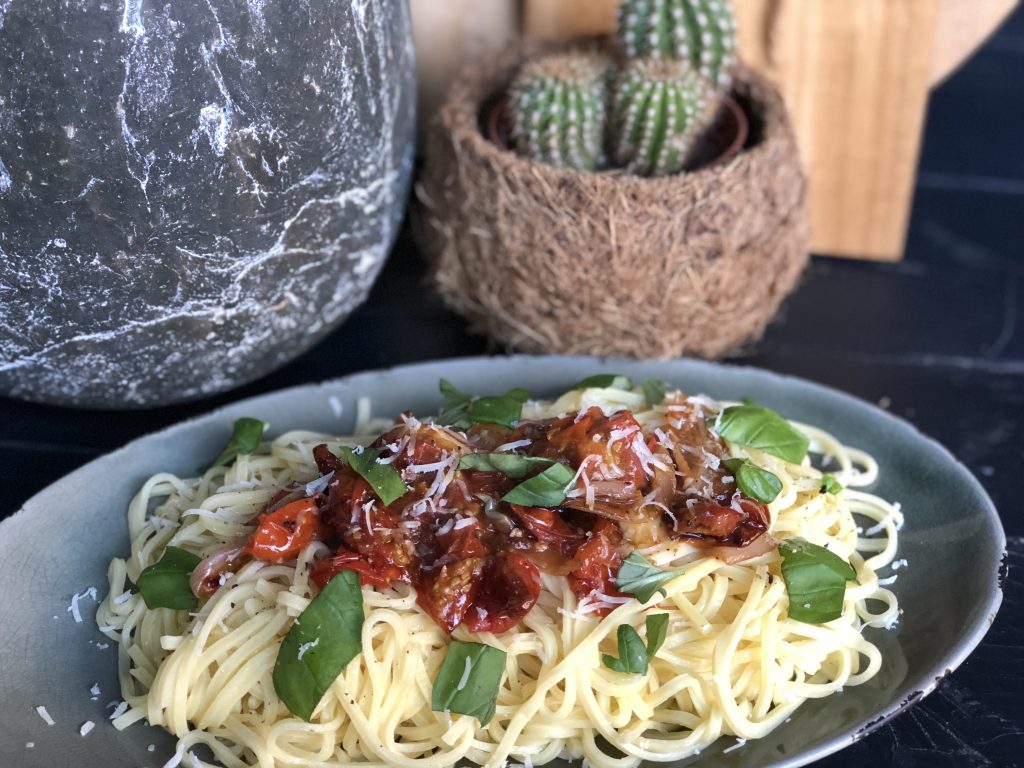 pasta met geroosterde tomaten, ui en knoflook uit de oven met balsamico azijn