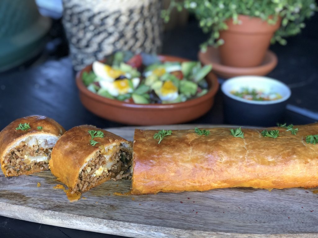 recept bladerdeeg rol gevuld met pittig gehakt en kaas