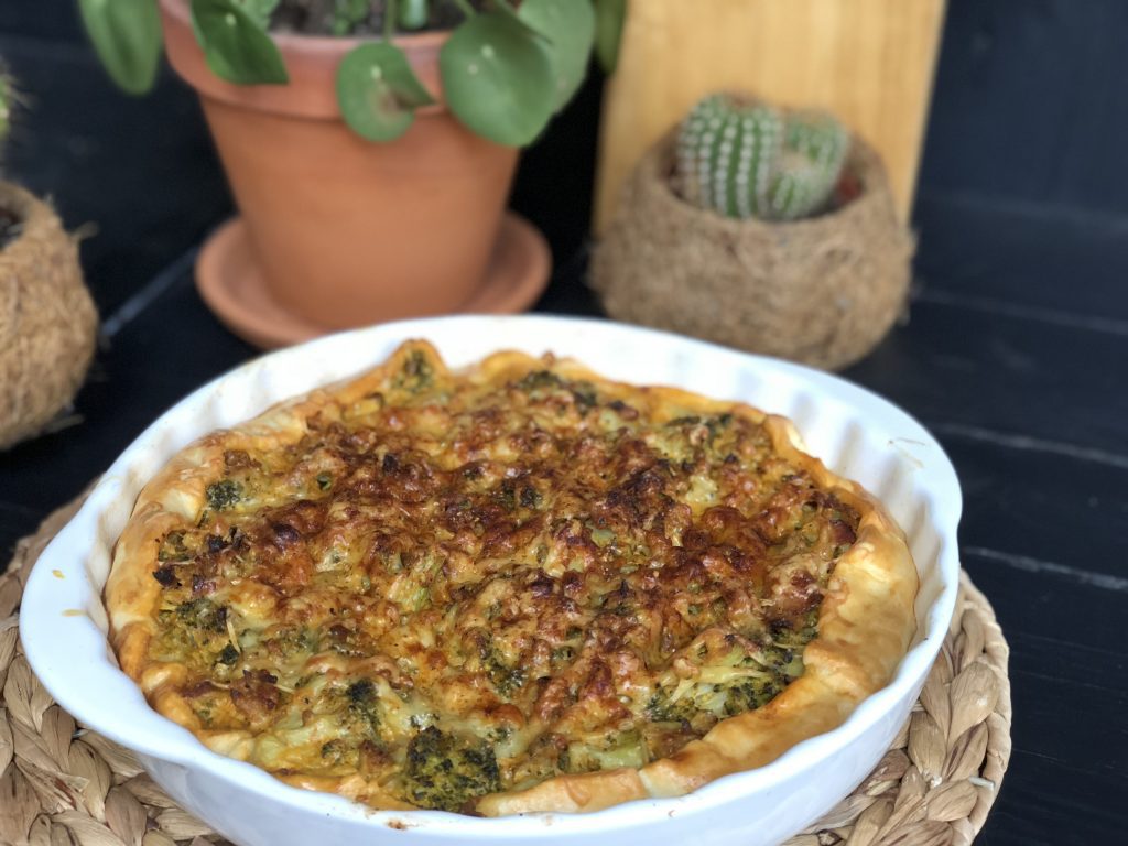 hartige taart met broccoli, gehakt, spek en kaas