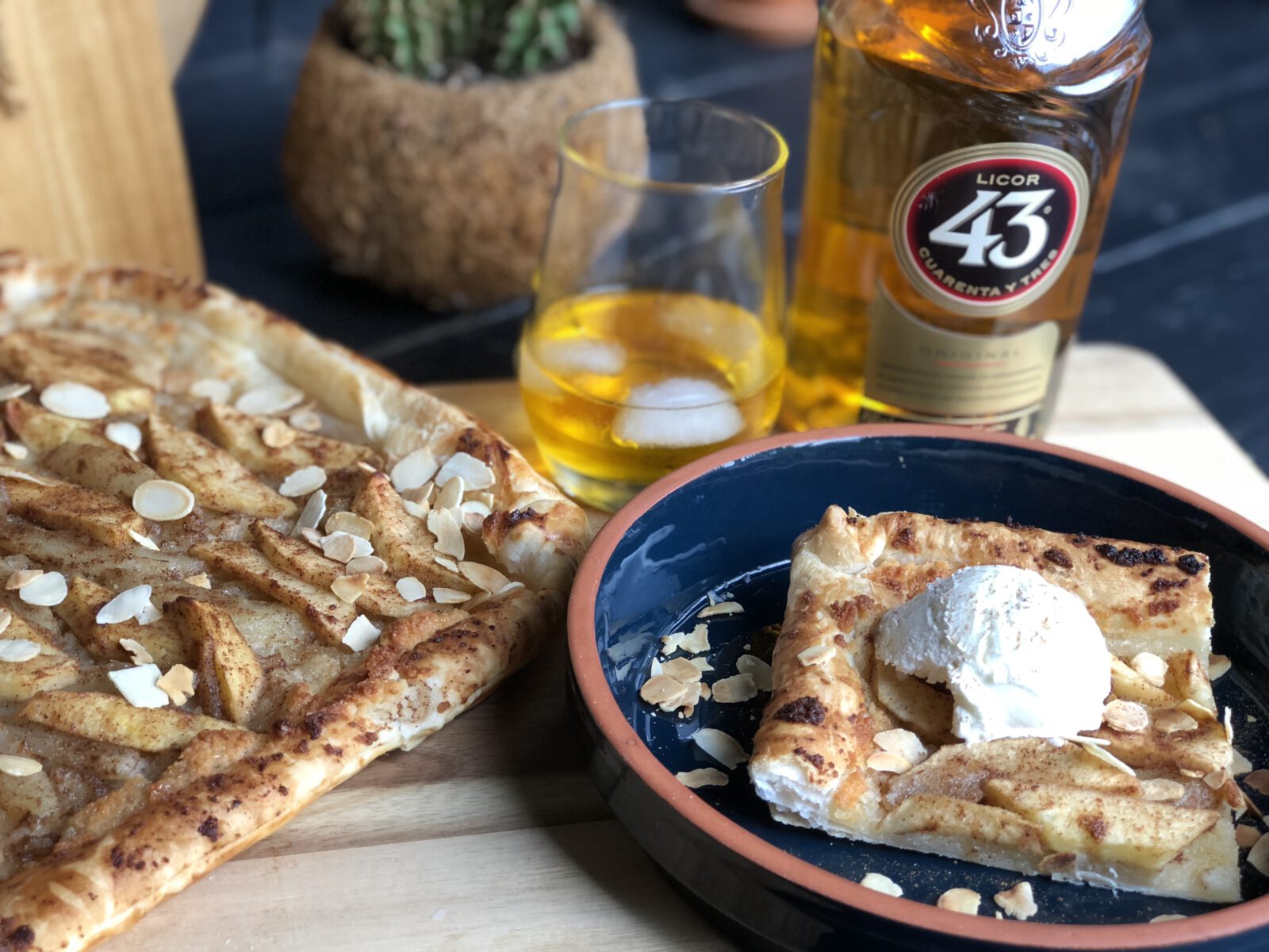 plaattaart met appel, peer, Licor 43 en amandelspijs