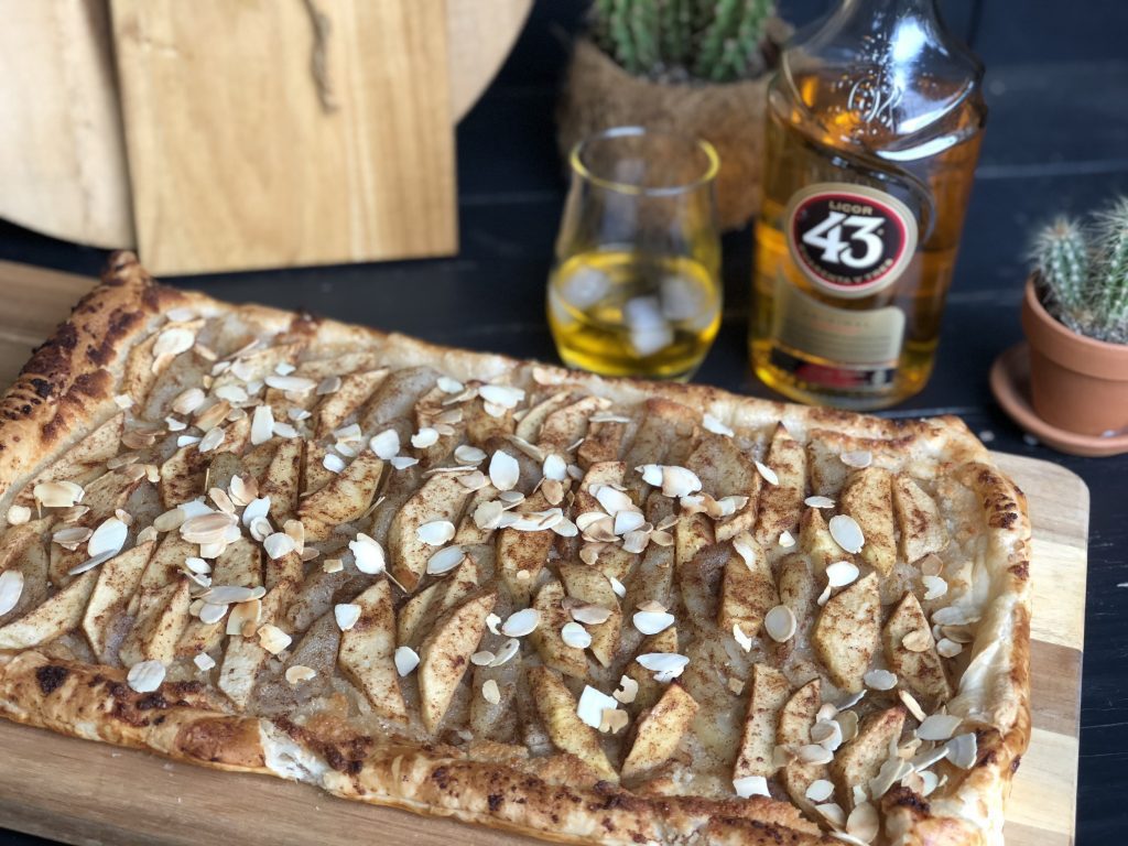 recept plaattaart met appel peer amandelspijs en Licor 43 op bladerdeeg