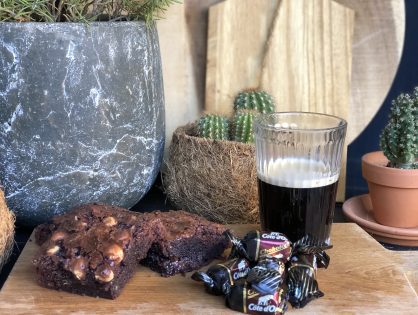 Simpele brownie bakken met chokotoff