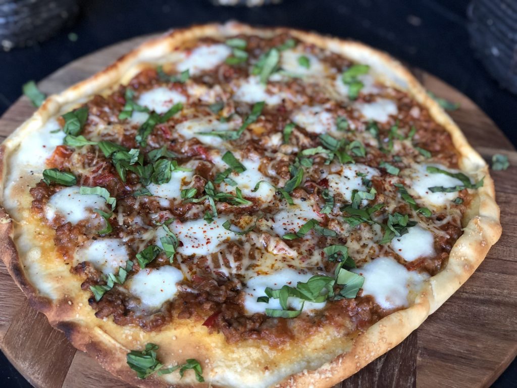 recept pizza Bolognese met gehakt en mozzarella