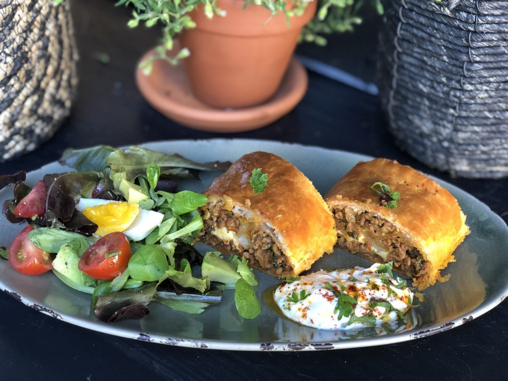 recept bladerdeeg gevuld met pittig gehakt en kaas