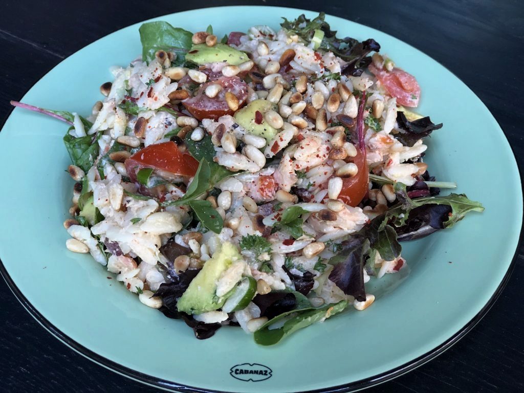 recept Orzo salade met gerookte zalm, avocado, tomaatjes, pijnboompitten en roomkaas