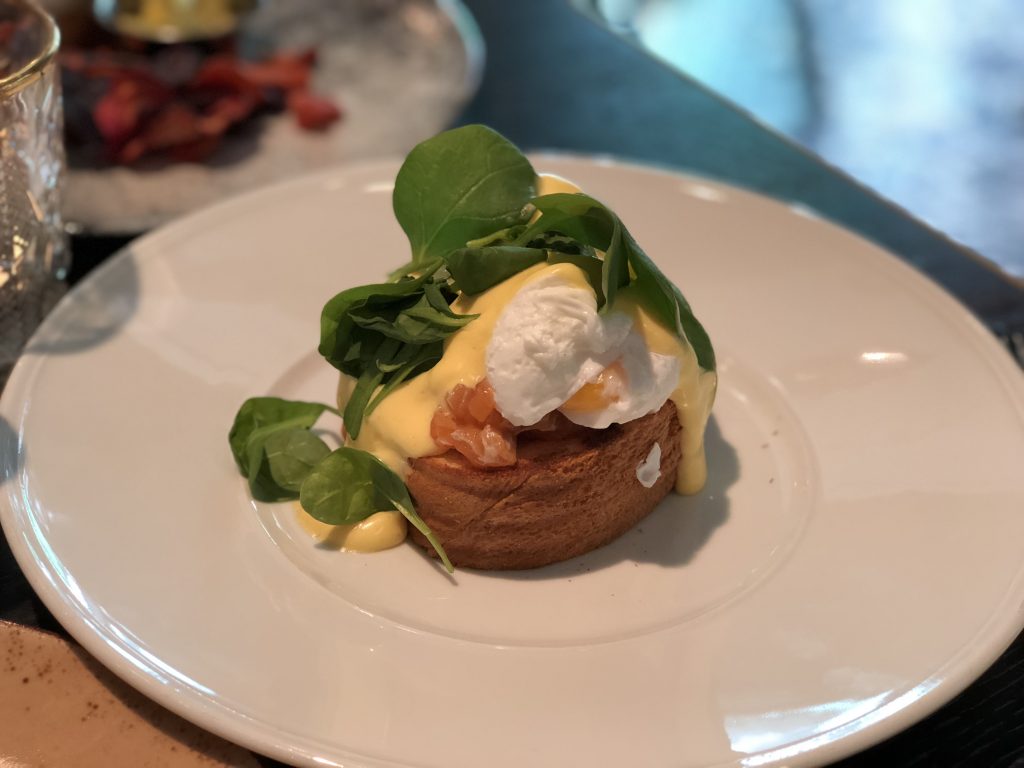 restaurant review Brooks in Amsterdam: gepocheerde eieren met zalm en Hollandaise saus