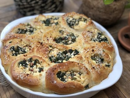 zachte broodjes gevuld met spinazie en fetakaas