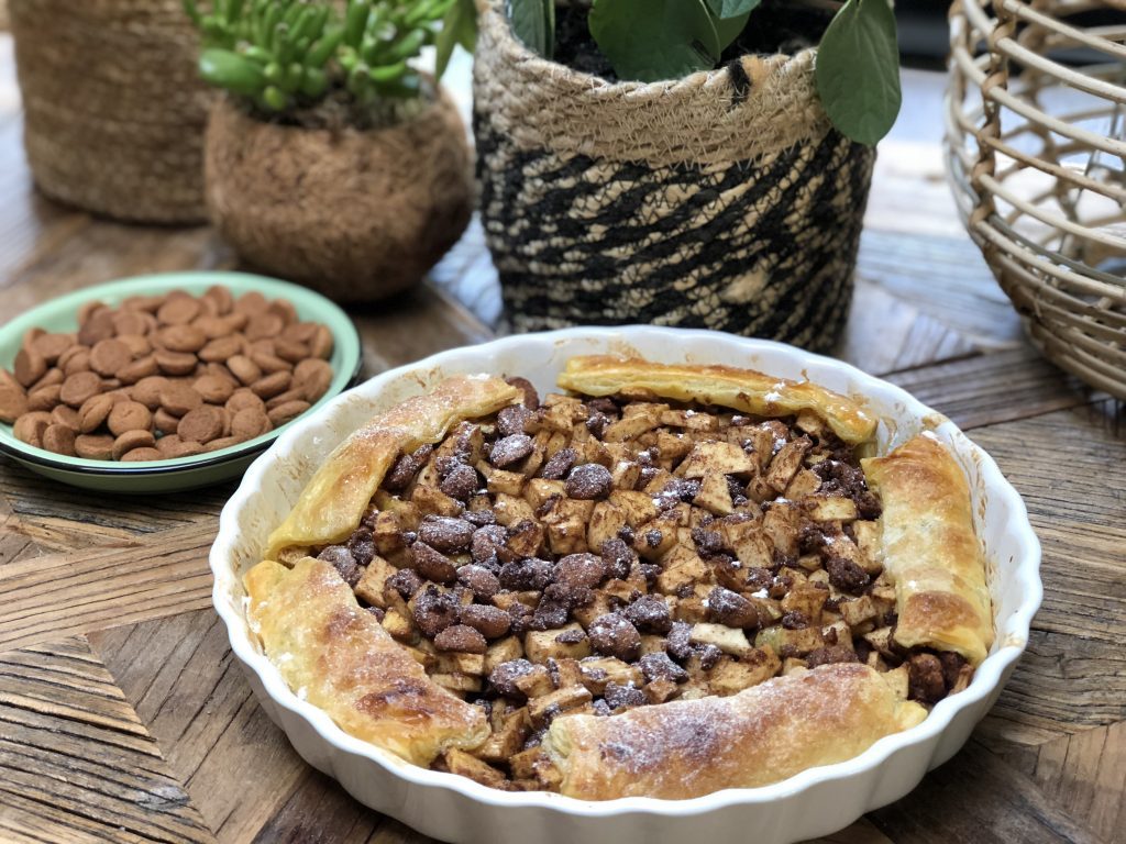 Makkelijke Sinterklaastaart met appel en kruidnoten