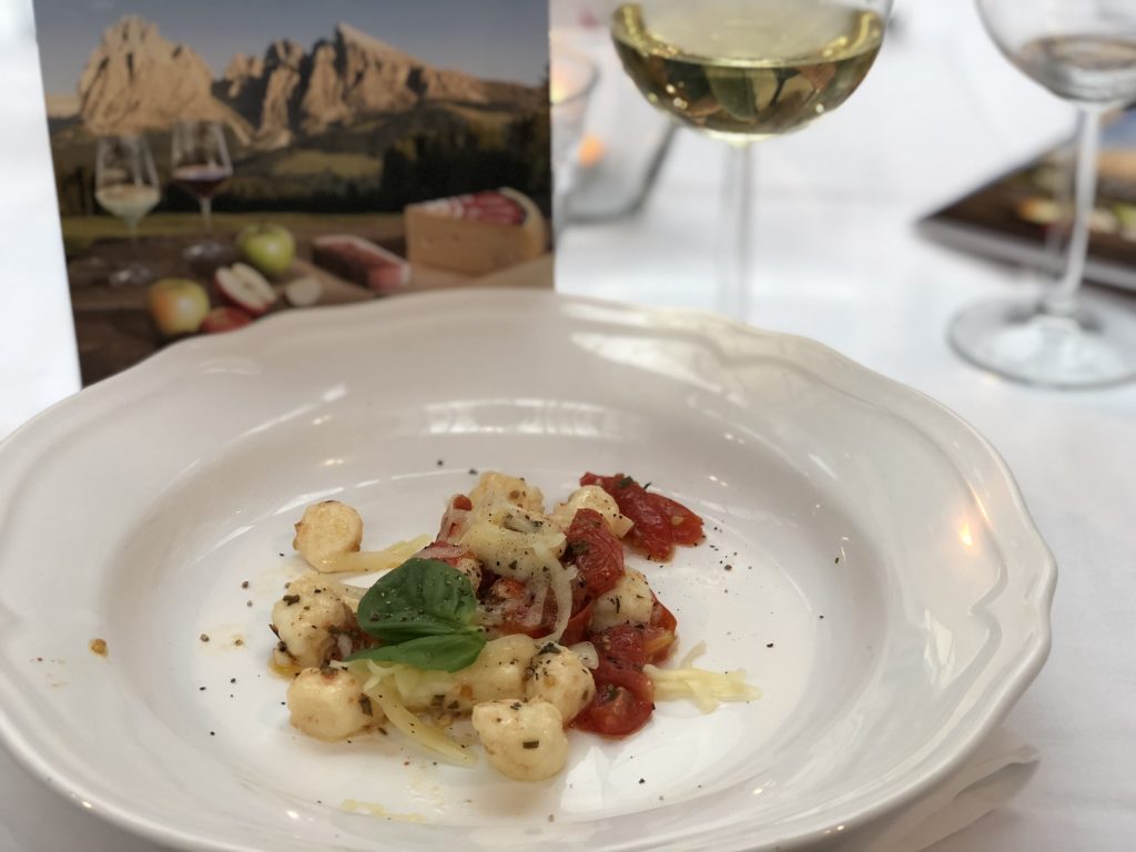 Zuid Tiroolse producten: Speck, Stilfser BOB kaas en Wijn Alto Adige DOC 