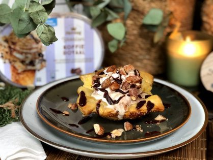 Simpel Kerstdessert: bladerdeegbakje met ijs en chocoladesaus