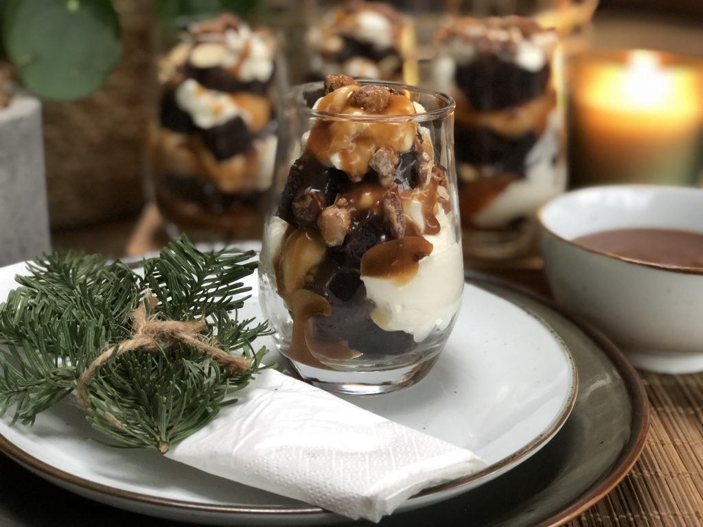 recept zelf trifle maken met brownie, salted caramel saus en gesuikerde amandelen