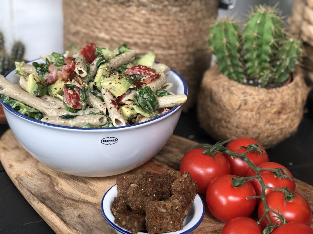 recept gezonde pastasalade met avocado, tomaat en spek maken.