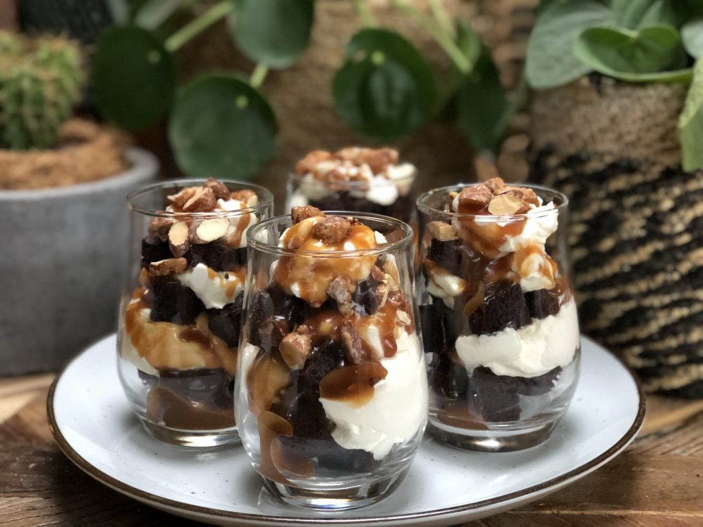 Trifle met brownie en salted caramel maken