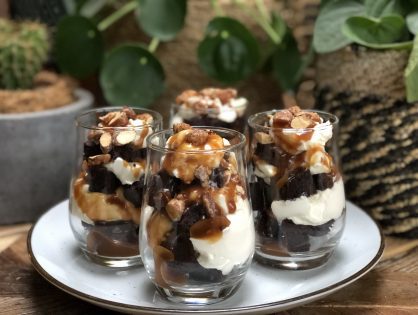 Trifle met brownie en salted caramel maken