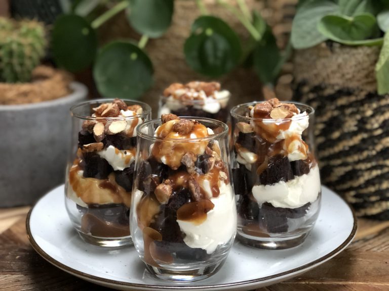 Trifle met brownie en salted caramel maken