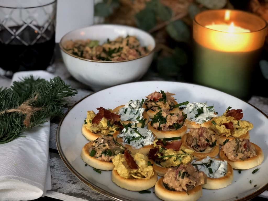 recept eiersalade met krokant gebakken spek, zelfgemaakte kruidenroomkaas en tonijnsalade