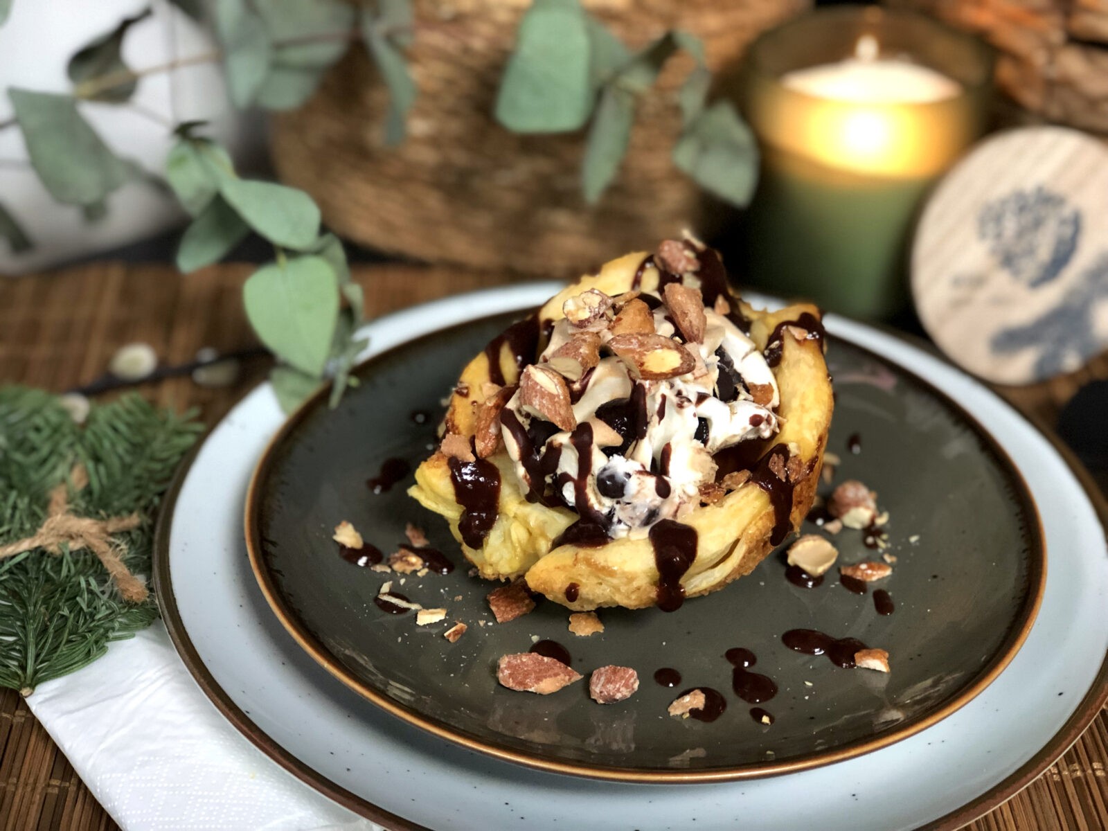 Simpel Kerstdessert: bladerdeegbakje met ijs en chocoladesaus