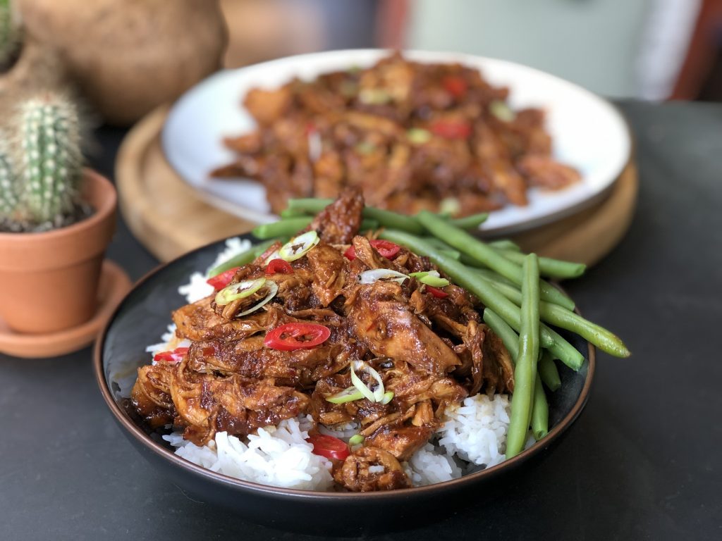 recept Indische pulled chicken met rijst en boontjes. Pittig en zoet tegelijkertijd.