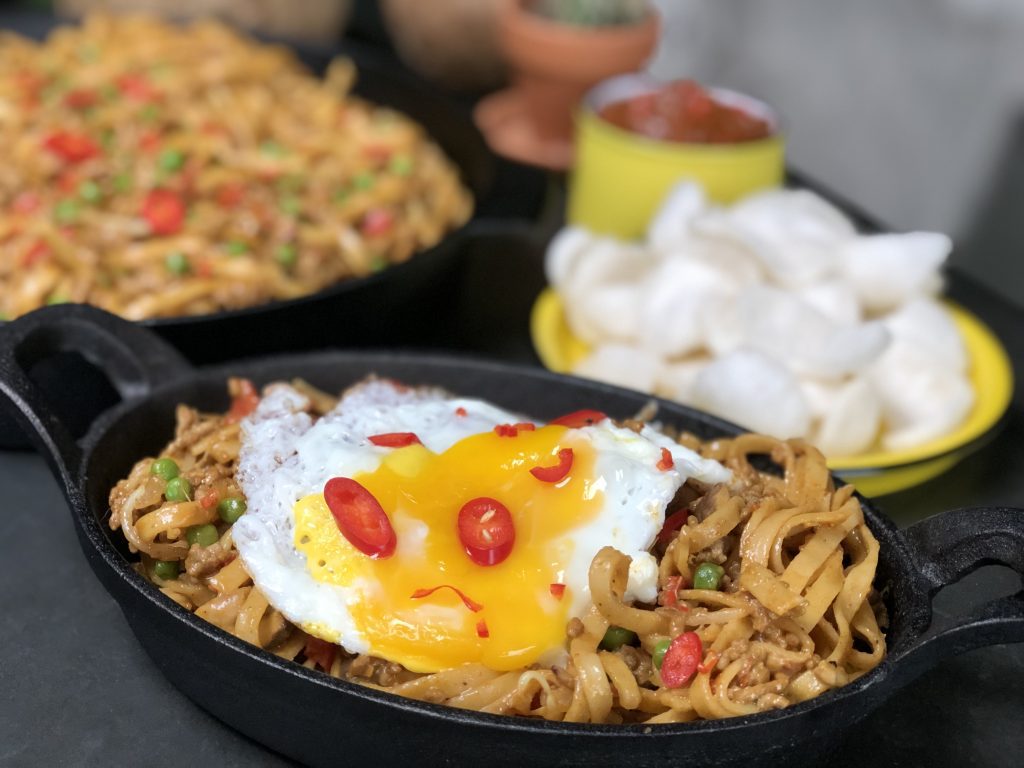 Bami met pittig gehakt, gebakken ei en rode peper. Recept is makkelijk thuis zelf te maken.