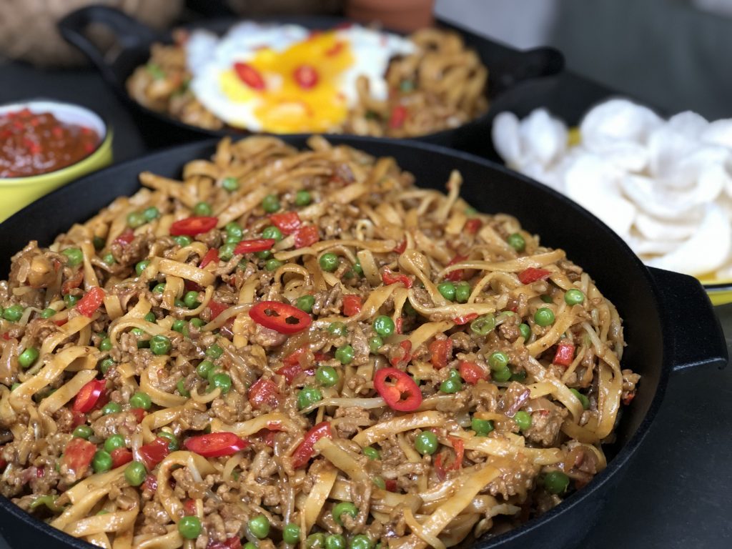 bami met pittig gehakt en pittige pindsaus