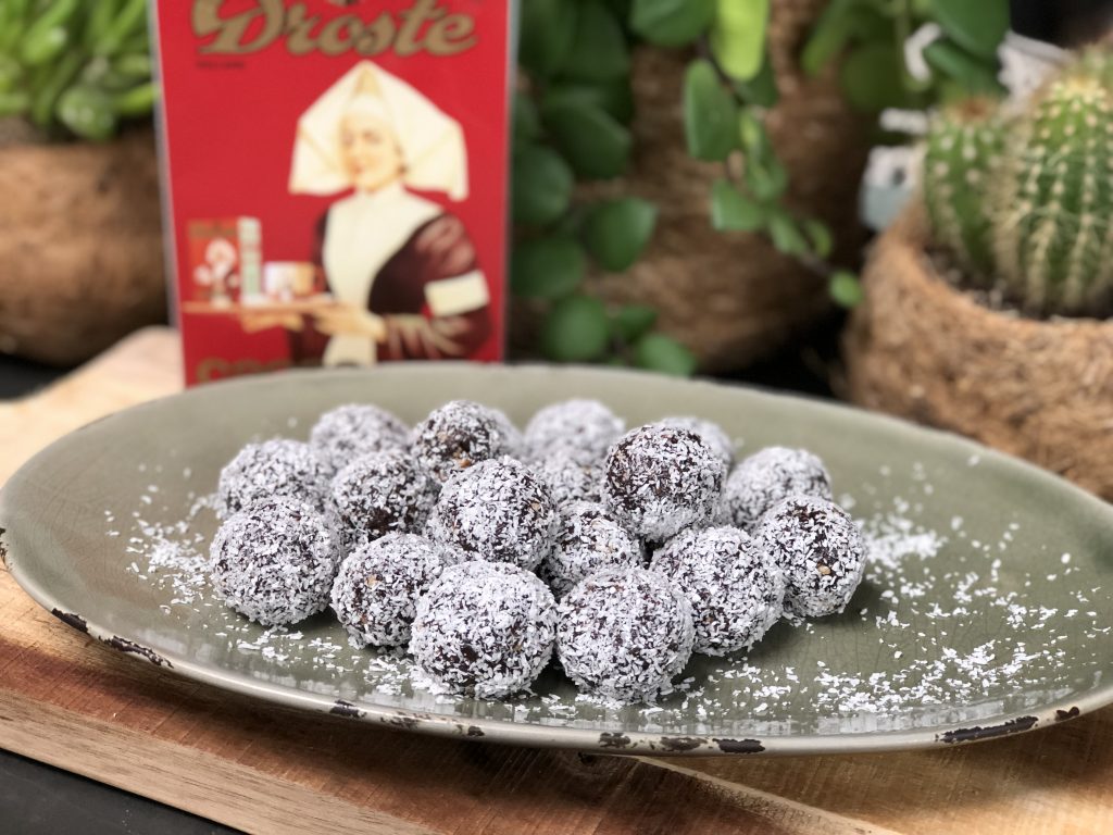 recept om zelf dadelballetjes te maken met nootjes, cacao en kokos. Gezond snoepen dus
