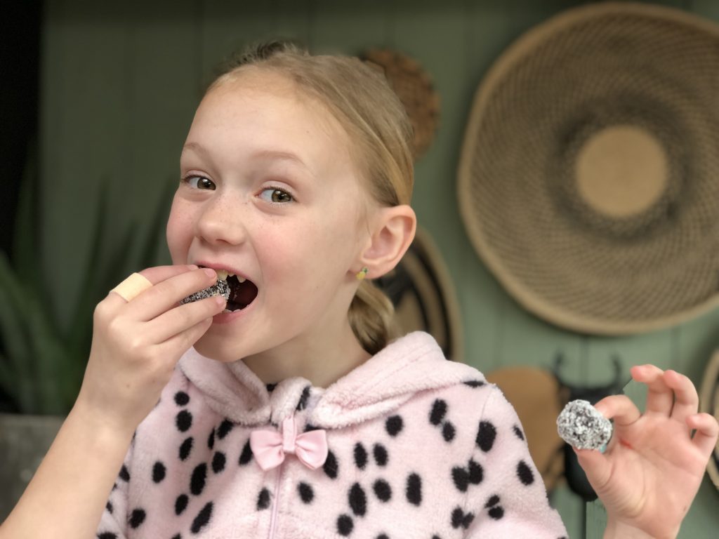 recept om zelf dadelballetjes te maken met nootjes, cacao en kokos. Gezond snoepen dus