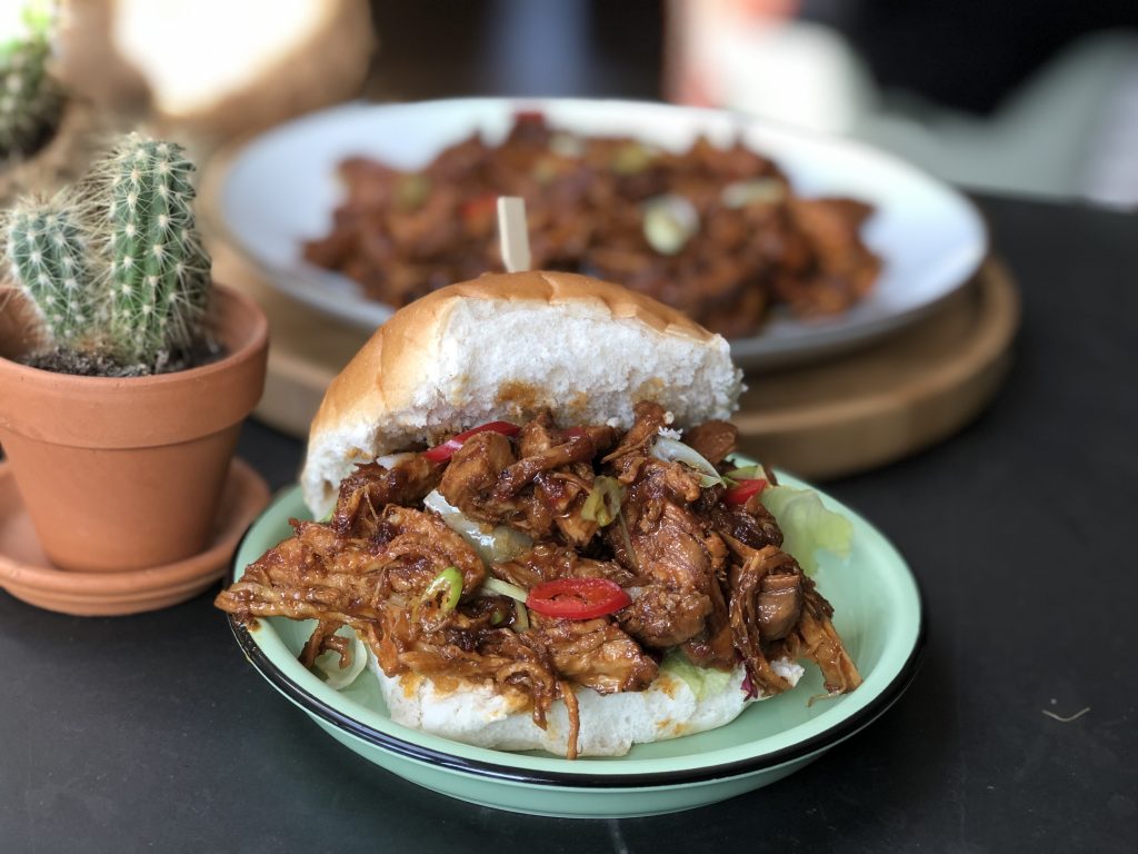 recept zelf Indische pulled chicken maken. Deze is zowel pittig als zoet.