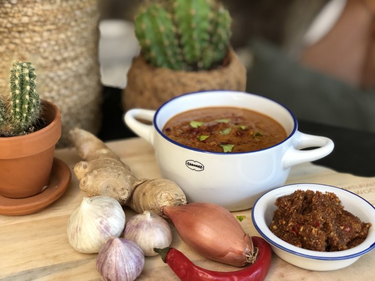 Surinaamse pindasaus maken met pinda's