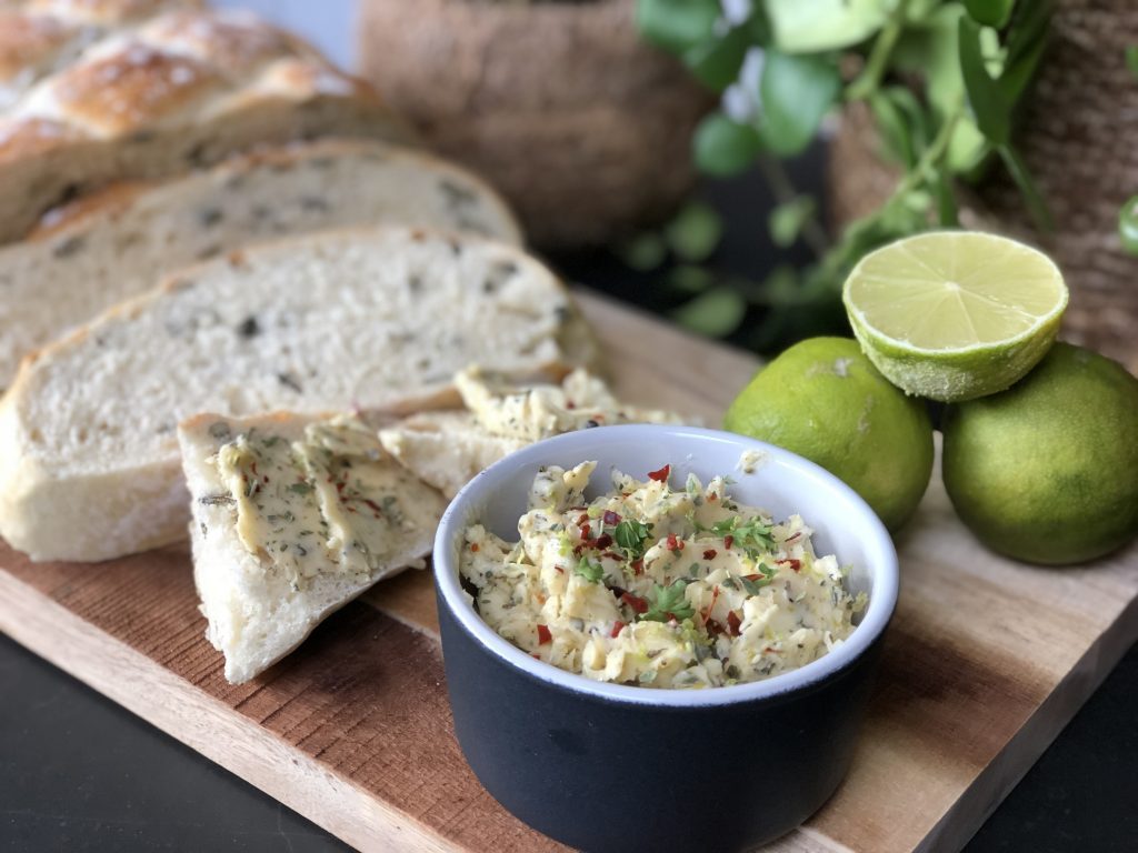 recept kruidenboter met citrus en knoflook. Lekker bij geroosterde tomatensoep met kip