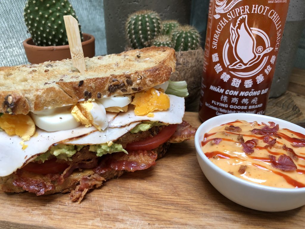 recept club sandwich met kipfilet, bacon, avocado, ei en pittige sriracha mayonaise