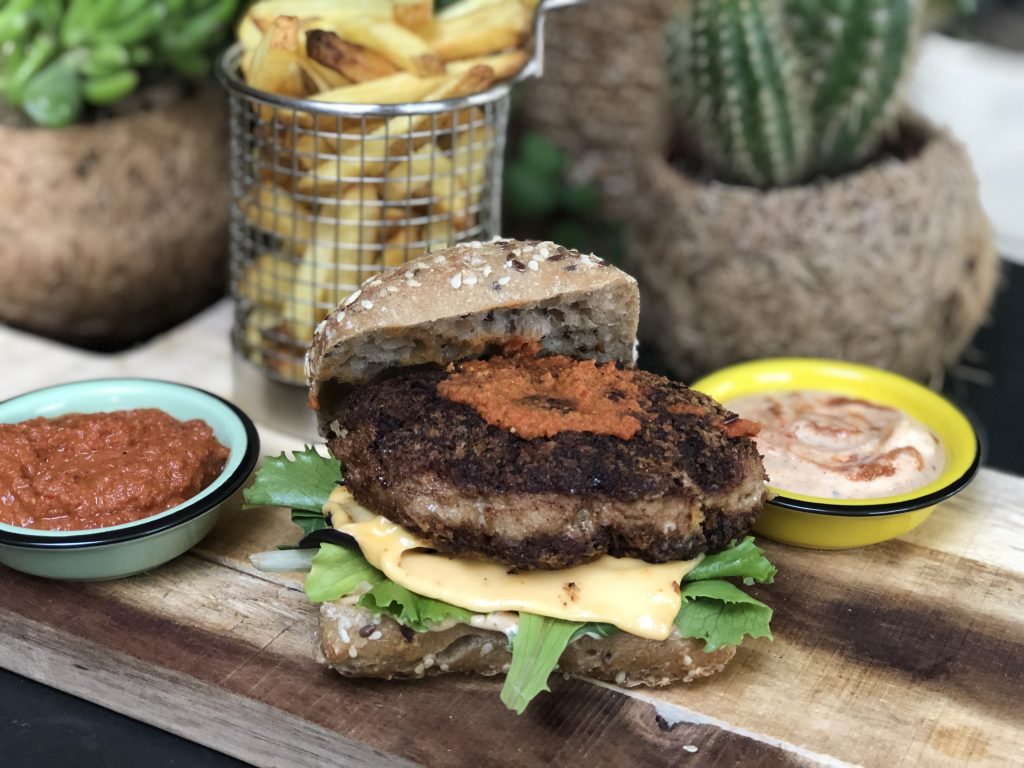 Thaise burger met zelfgemaakte rode currypasta en een rode currymayonaise