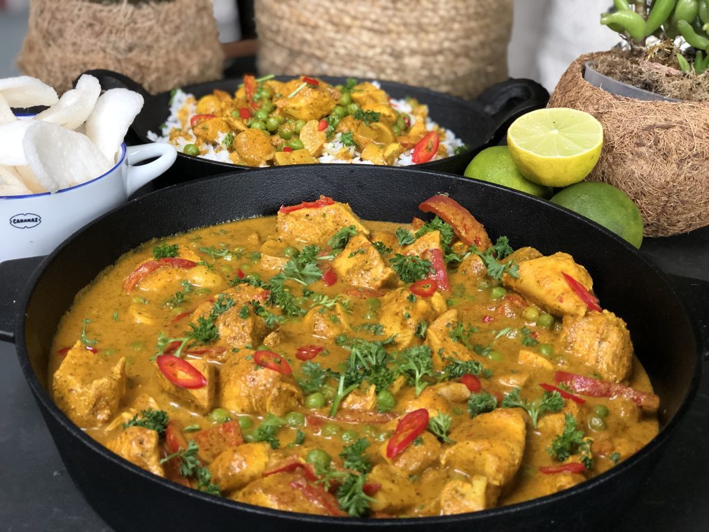 recept pittige kip in kokosmelk met groenten en rijst.