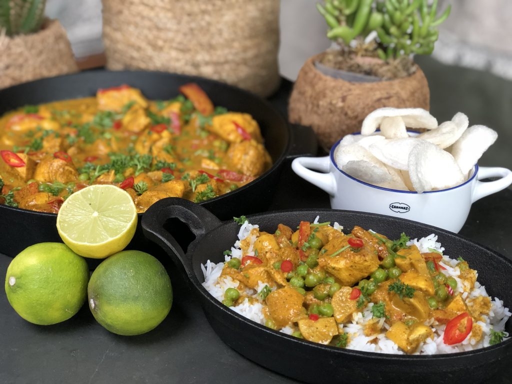 recept pittige kip in kokosmelk met groenten en rijst.