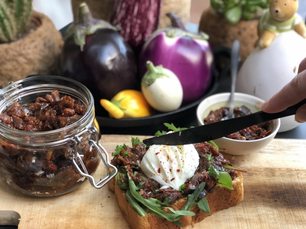 paasontbijt met brioche brood, kruidige aubergine chutney met tomaat en een gepocheerd ei