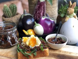 paasontbijt: brioche met aubergine chutney en ei