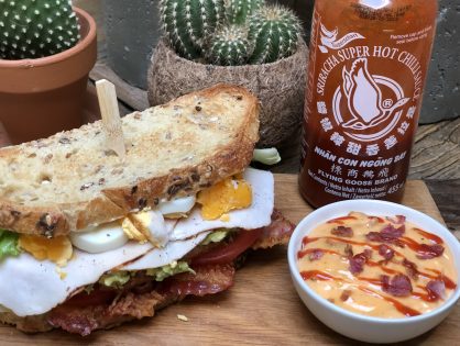 club sandwich met kipfilet, spek en sriracha mayo