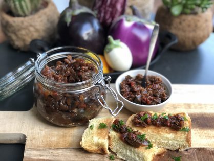 kruidige aubergine chutney met tomaat